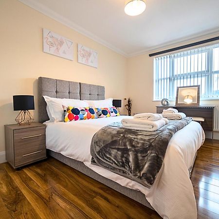 Heathrow Rare Find 2 Bedroom Plus 2 Bathroom Flat - Sleeps 6- Free Parking- Close To Heathrow Terminals-Quiet Development Stanwell Exteriör bild