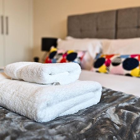 Heathrow Rare Find 2 Bedroom Plus 2 Bathroom Flat - Sleeps 6- Free Parking- Close To Heathrow Terminals-Quiet Development Stanwell Exteriör bild