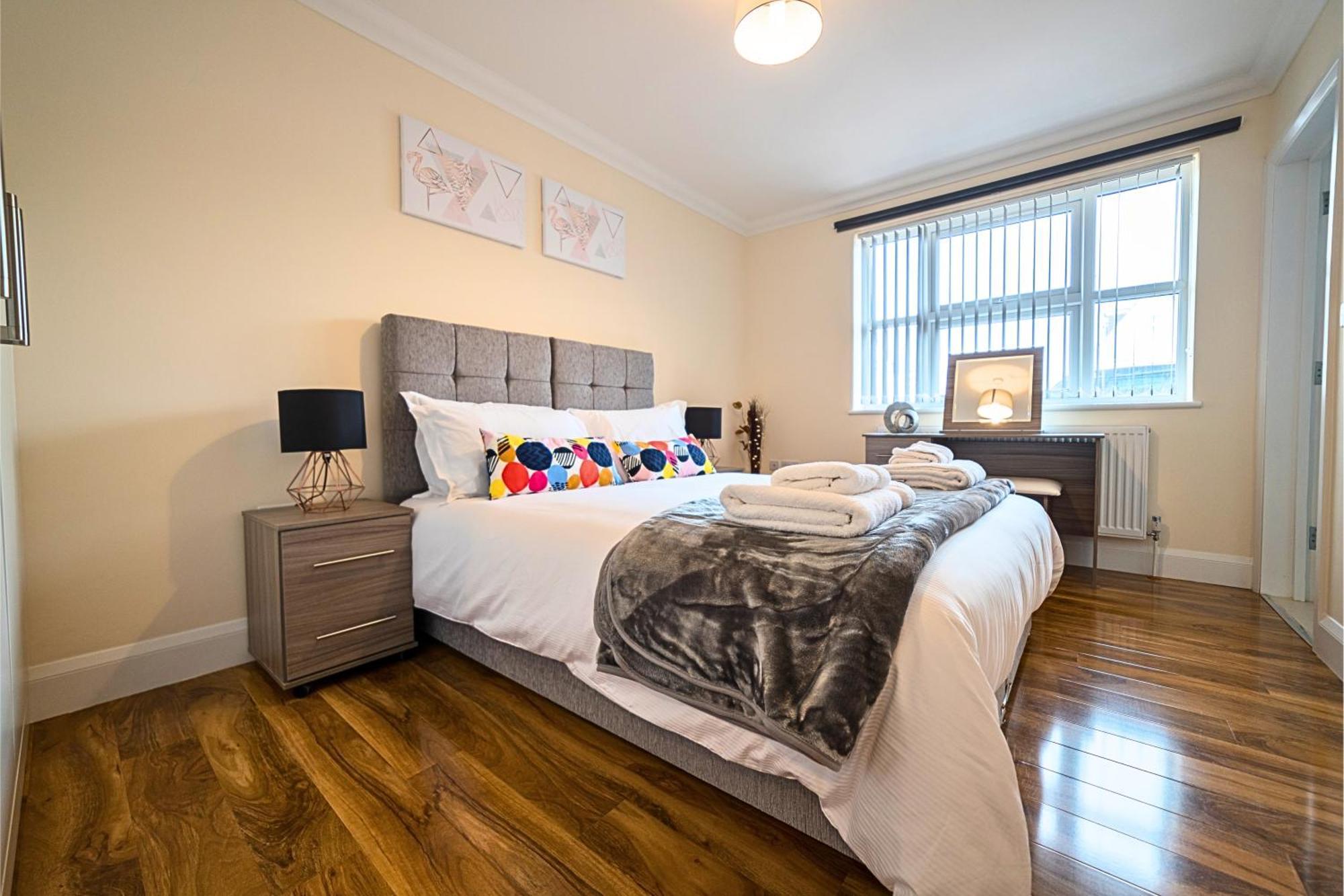 Heathrow Rare Find 2 Bedroom Plus 2 Bathroom Flat - Sleeps 6- Free Parking- Close To Heathrow Terminals-Quiet Development Stanwell Exteriör bild