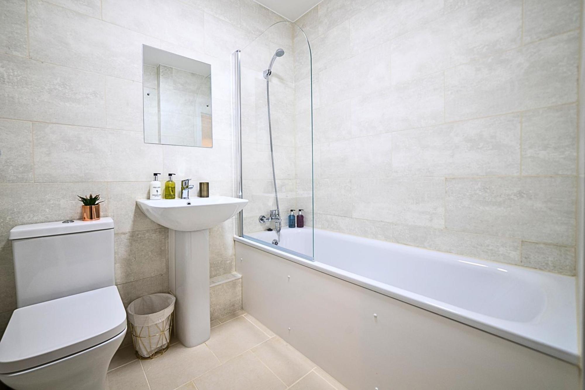 Heathrow Rare Find 2 Bedroom Plus 2 Bathroom Flat - Sleeps 6- Free Parking- Close To Heathrow Terminals-Quiet Development Stanwell Exteriör bild