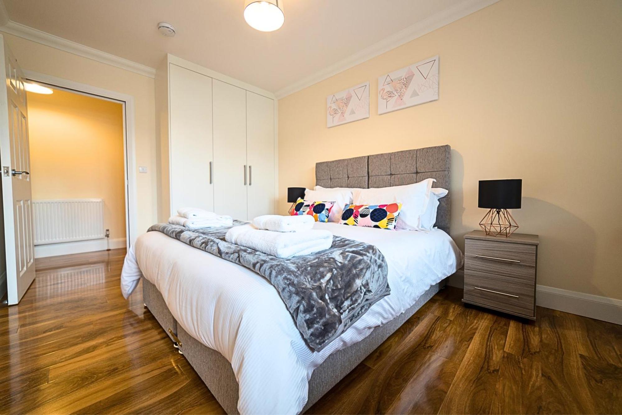 Heathrow Rare Find 2 Bedroom Plus 2 Bathroom Flat - Sleeps 6- Free Parking- Close To Heathrow Terminals-Quiet Development Stanwell Exteriör bild
