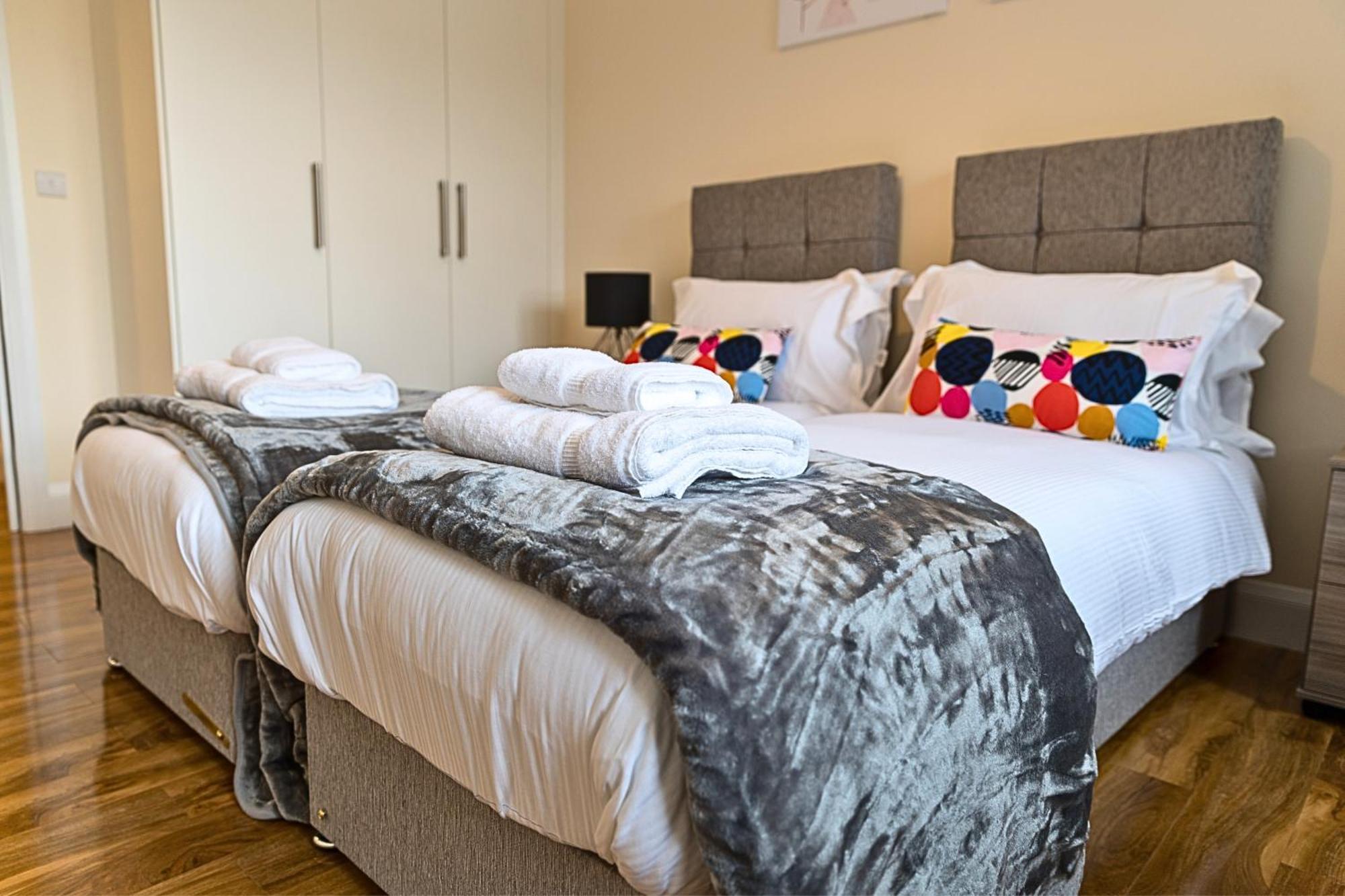 Heathrow Rare Find 2 Bedroom Plus 2 Bathroom Flat - Sleeps 6- Free Parking- Close To Heathrow Terminals-Quiet Development Stanwell Exteriör bild