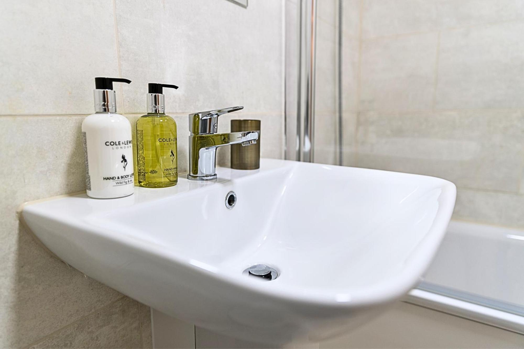 Heathrow Rare Find 2 Bedroom Plus 2 Bathroom Flat - Sleeps 6- Free Parking- Close To Heathrow Terminals-Quiet Development Stanwell Exteriör bild