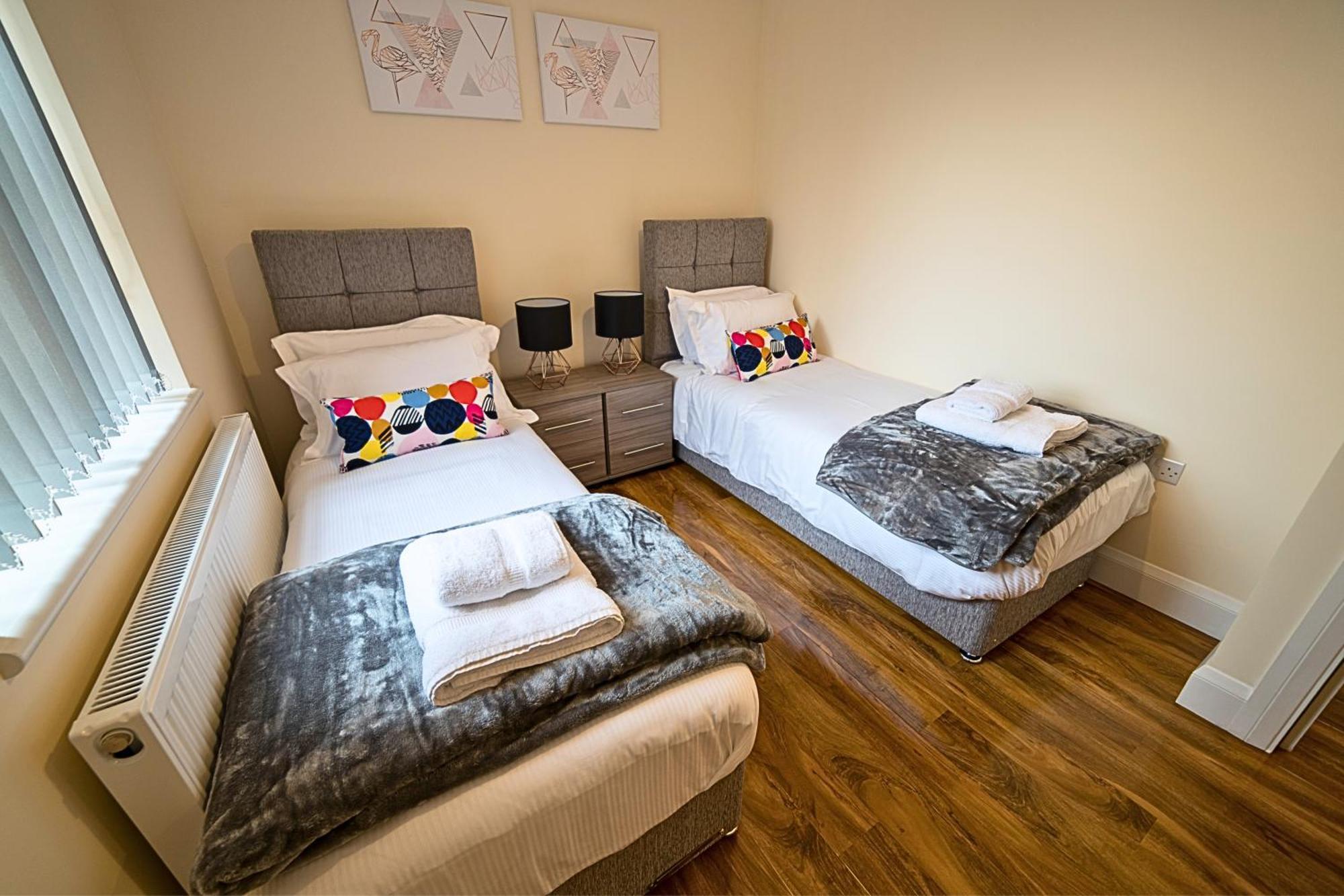 Heathrow Rare Find 2 Bedroom Plus 2 Bathroom Flat - Sleeps 6- Free Parking- Close To Heathrow Terminals-Quiet Development Stanwell Exteriör bild