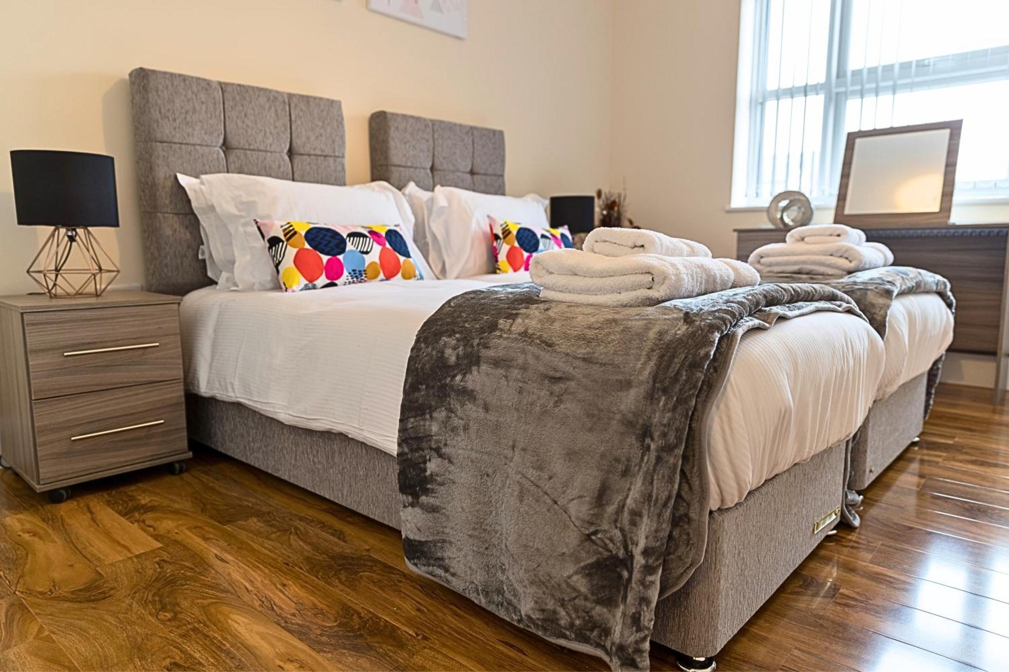 Heathrow Rare Find 2 Bedroom Plus 2 Bathroom Flat - Sleeps 6- Free Parking- Close To Heathrow Terminals-Quiet Development Stanwell Exteriör bild