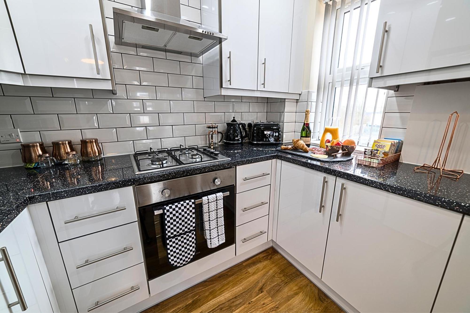 Heathrow Rare Find 2 Bedroom Plus 2 Bathroom Flat - Sleeps 6- Free Parking- Close To Heathrow Terminals-Quiet Development Stanwell Exteriör bild